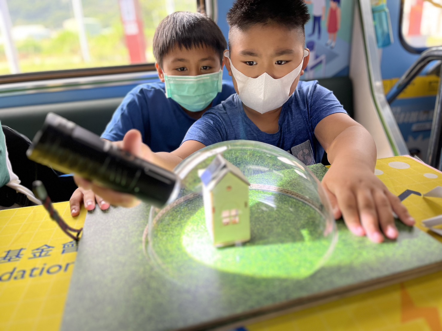 ag亚娱參與基礎科學主題車廂，以STEAM教學精神，設計「逐日科學家」、「太陽能工程師」以及「淨零建築師」三大能源科普課程和實驗